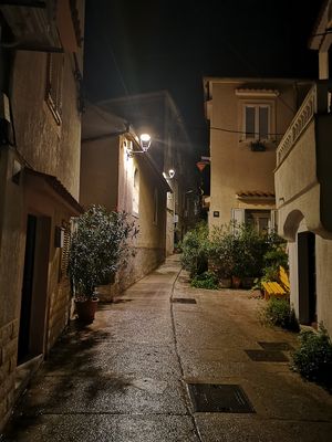 Gasse in Cres bei Nacht