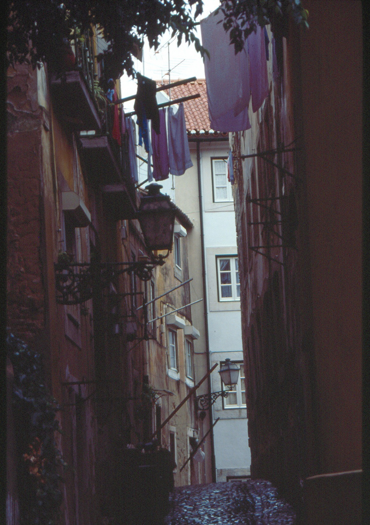 Gasse in der Alfama, Portugal, Lisboa 