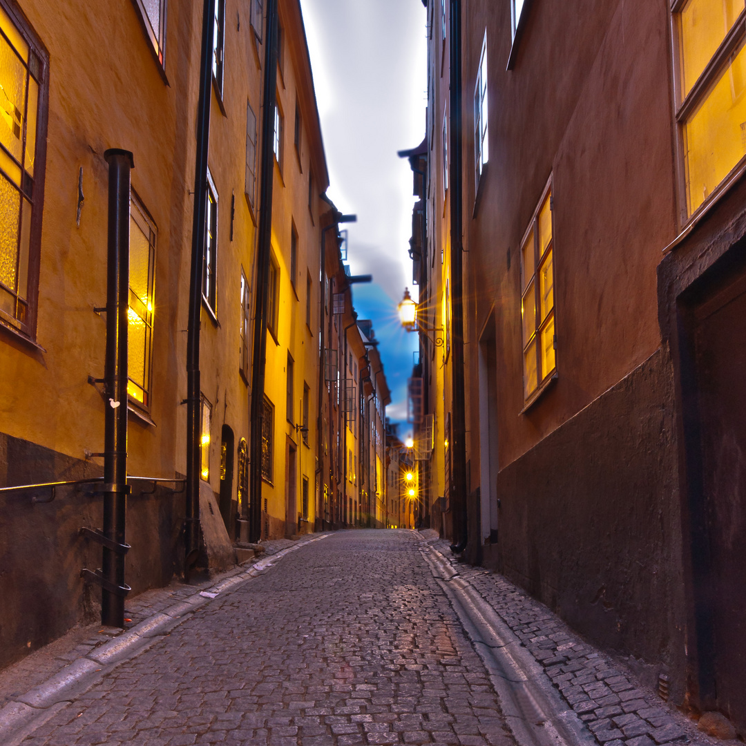 Gasse in der Altstadt am Abend