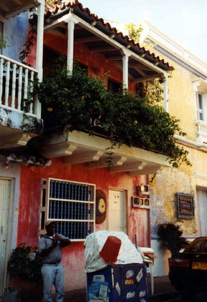 Gasse in der Altstadt von Cartagena (Kolumbien)