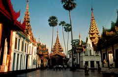 Gasse in der Shwedagon Pagode