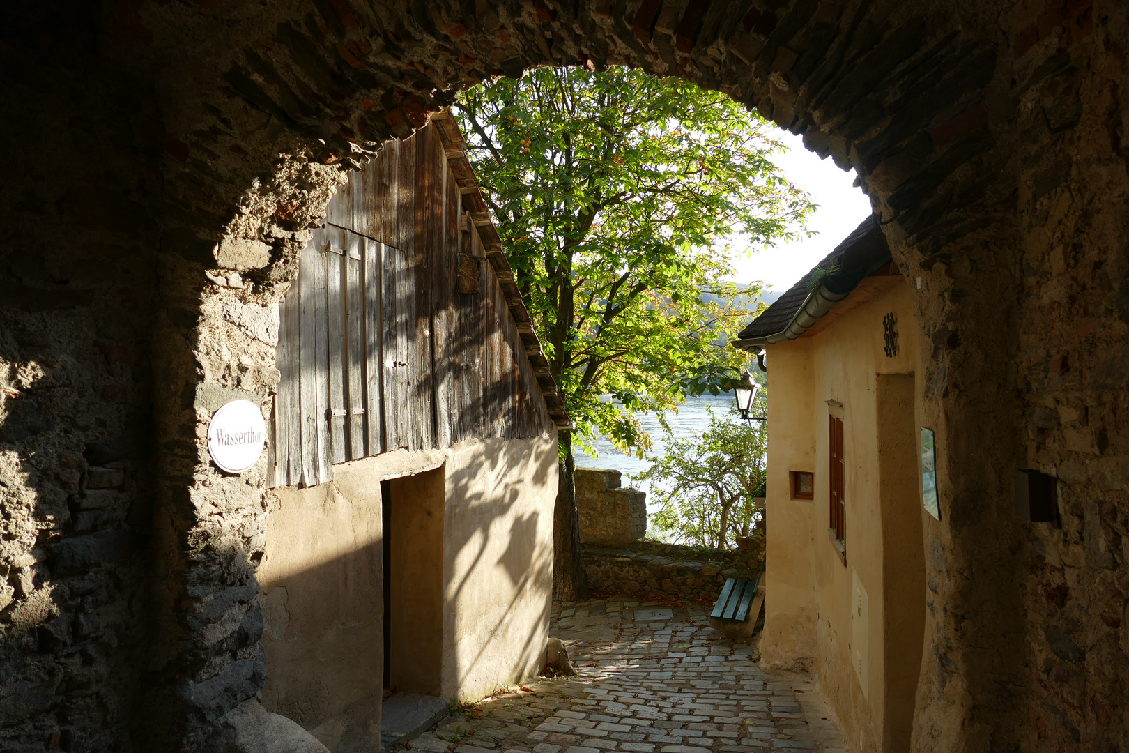 Gasse in Dürnstein, Wachau, hinunter zur Donau