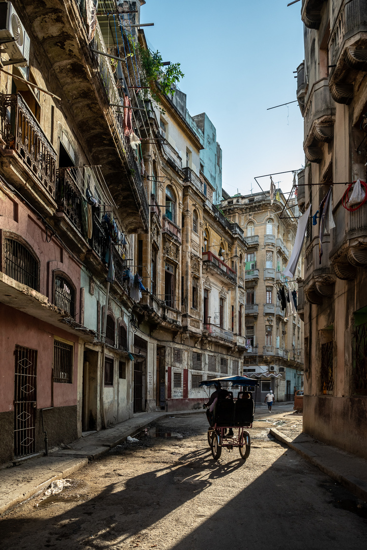 Gasse in Havanna im Abendlicht