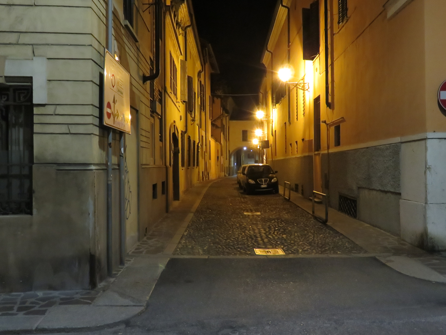 Gasse in Mantua bei Nacht