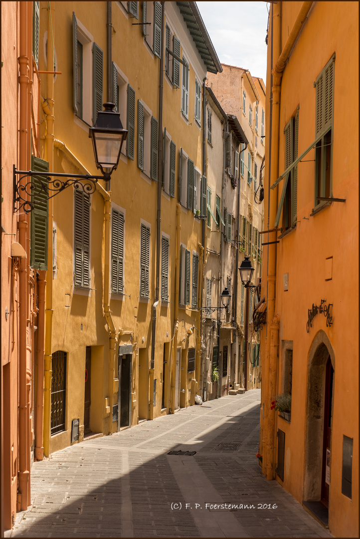 Gasse in Menton im Mittagslicht