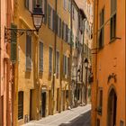 Gasse in Menton im Mittagslicht