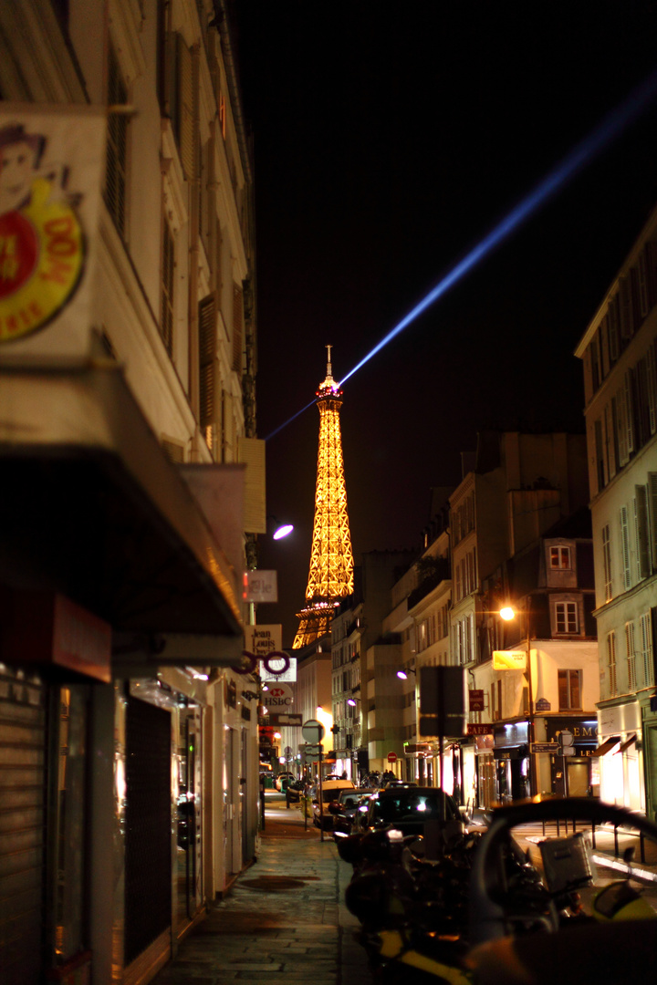 Gasse in Paris mit Eifelturm, 2te