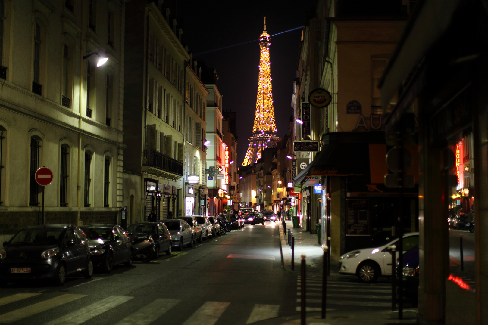 Gasse in Paris mit Eifelturm