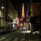 Gasse in Paris mit Eifelturm