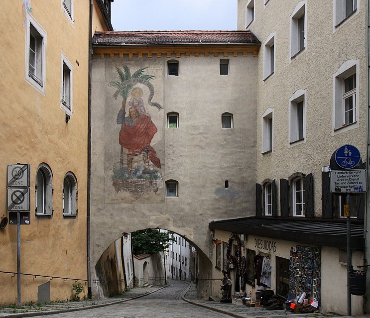 Gasse in Passau - führt direkt zur Donau -