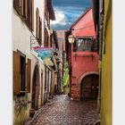 Gasse in Riquewihr bei Regen - diesmal als Original in Farbe