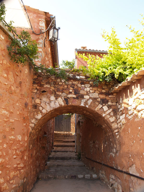 Gasse in Roussillon in der Provence