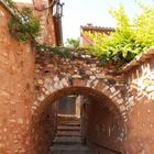 Gasse in Roussillon in der Provence