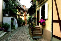 Gasse in Rundweg durch Eguisheim