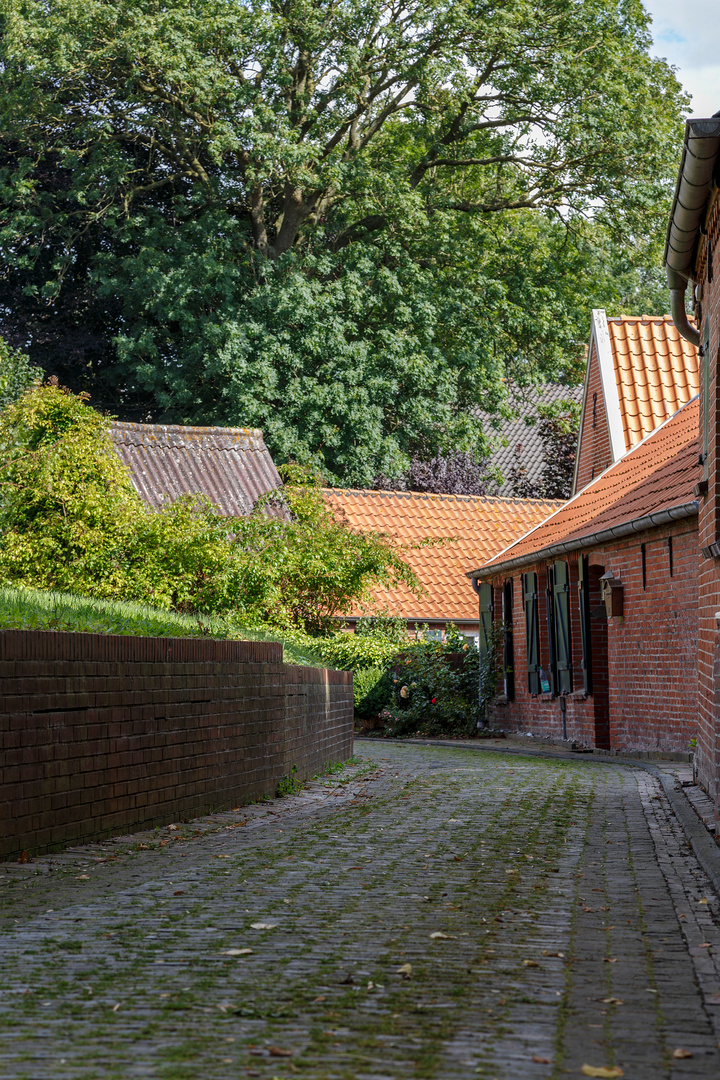 Gasse in Rysum, Ostfriesland