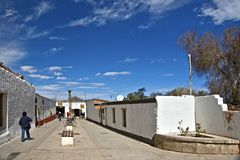 Gasse in San Pedro de Atacama ... wie kommt der Fleck rechts auf die Mauer  ?