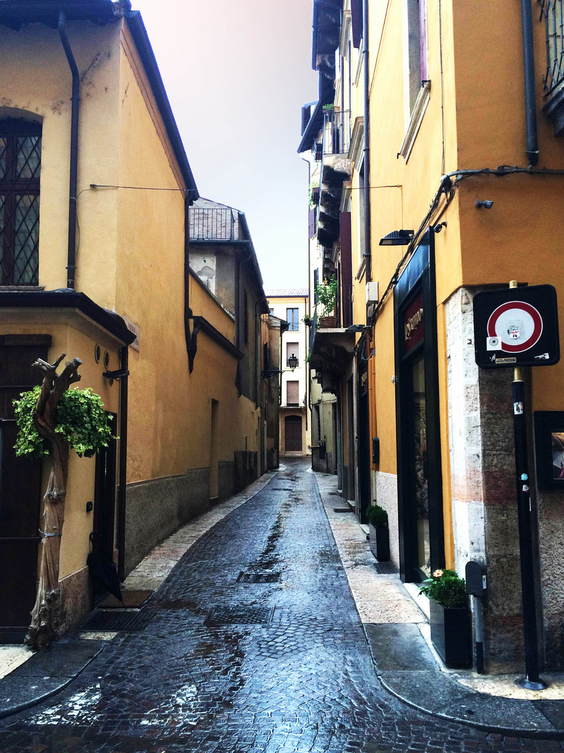 Gasse in Verona oder Venedig ... weiß nicht mehr genau :)