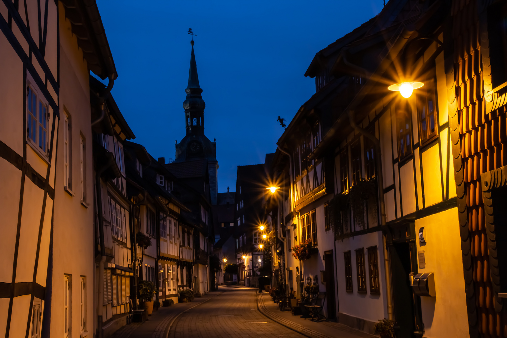 Gasse in Wolfenbüttel zur blauen Stunde