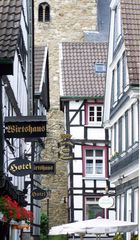 Gasse it historischen alten Schildern.