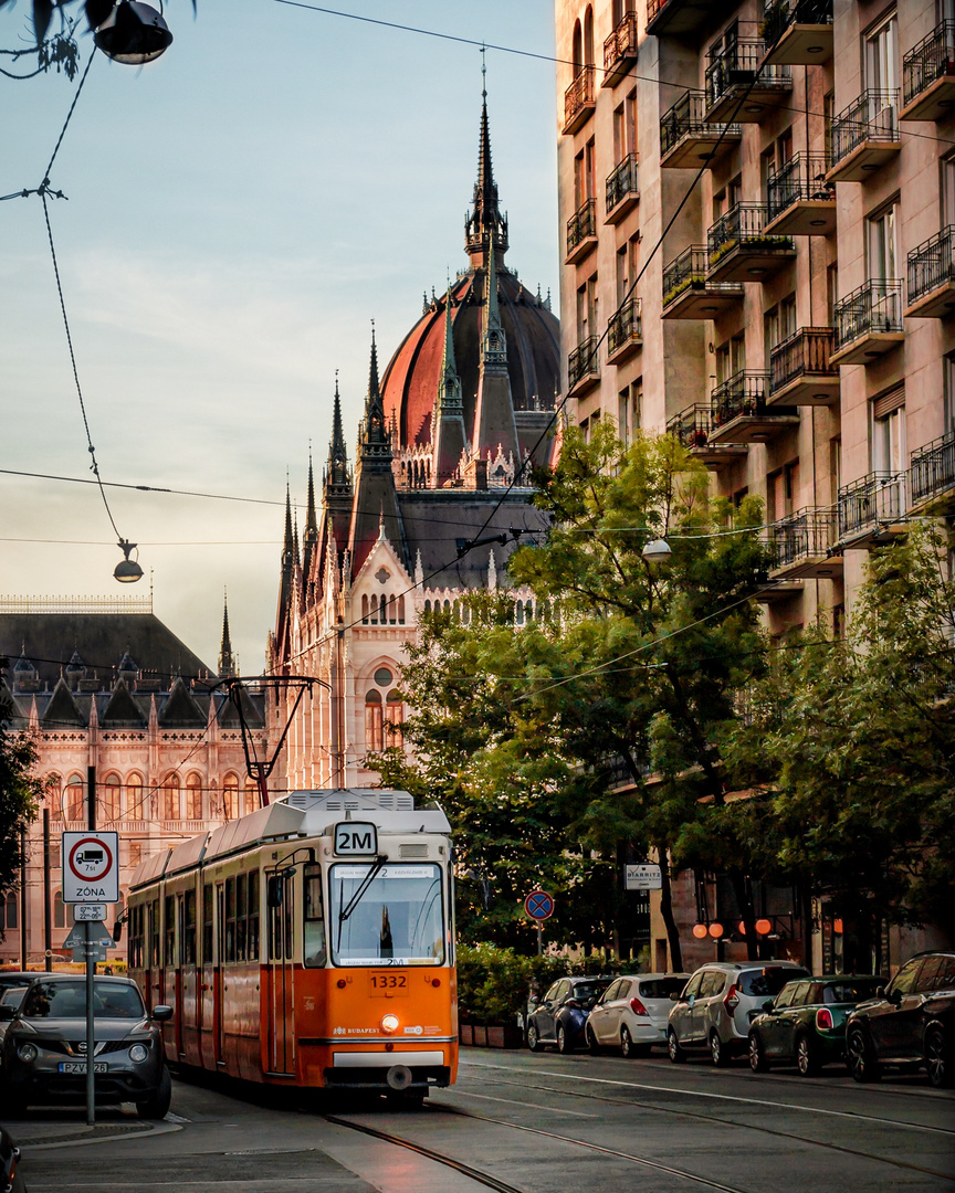 Gasse mit Blick auf das Parlament