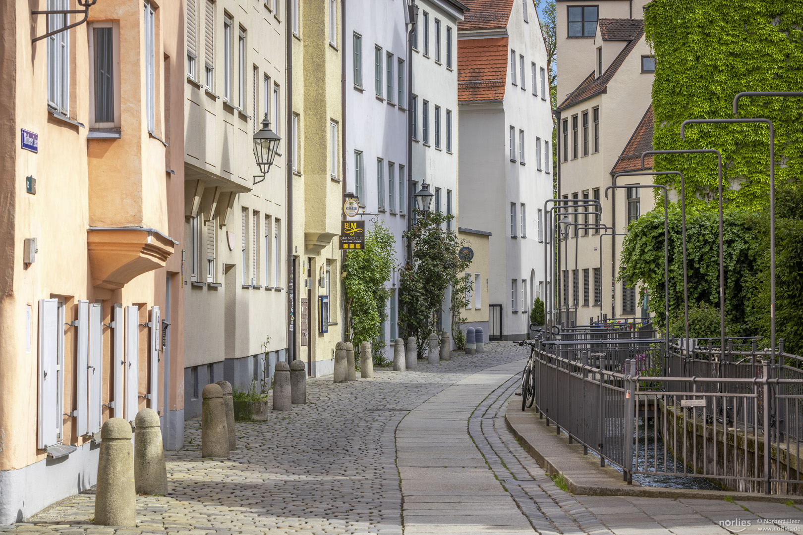 Gasse mit Kanal