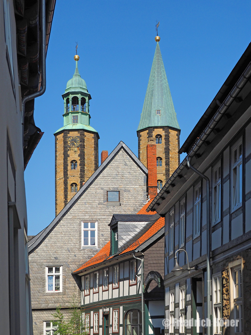 Gasse mit Türmen der Marktkirche