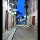 Gasse zur blauen Stunde