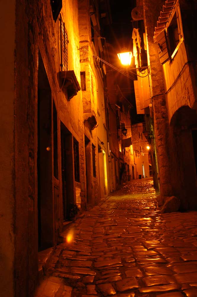 Gassen in Rovinj bei Nacht