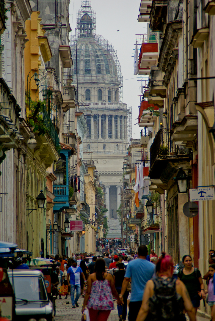 Gassen von Havanna mit Blick auf das Capitolio