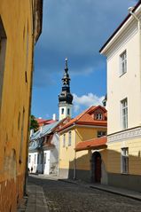 Gassenbild mit Kirche