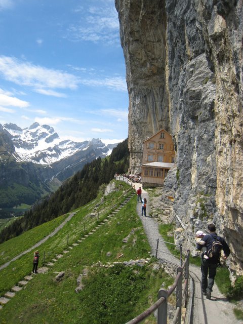 Gasthaus Aescher - Wildkirchli bei der Bergwand