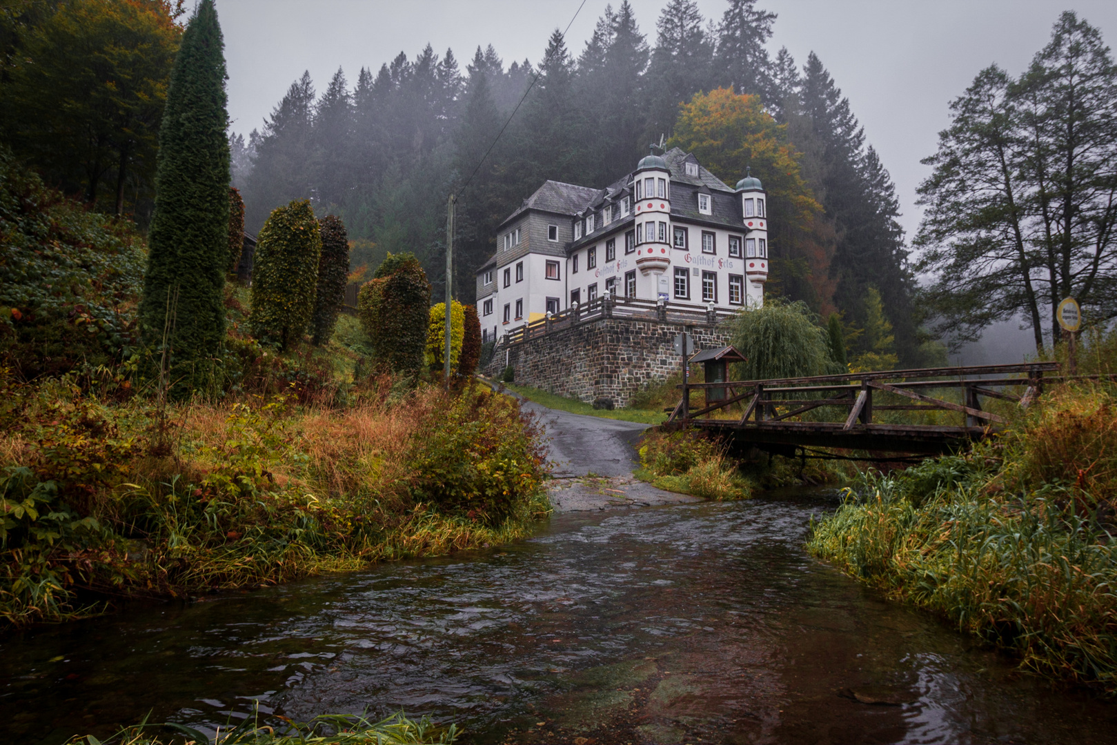 Gasthof im Nebel