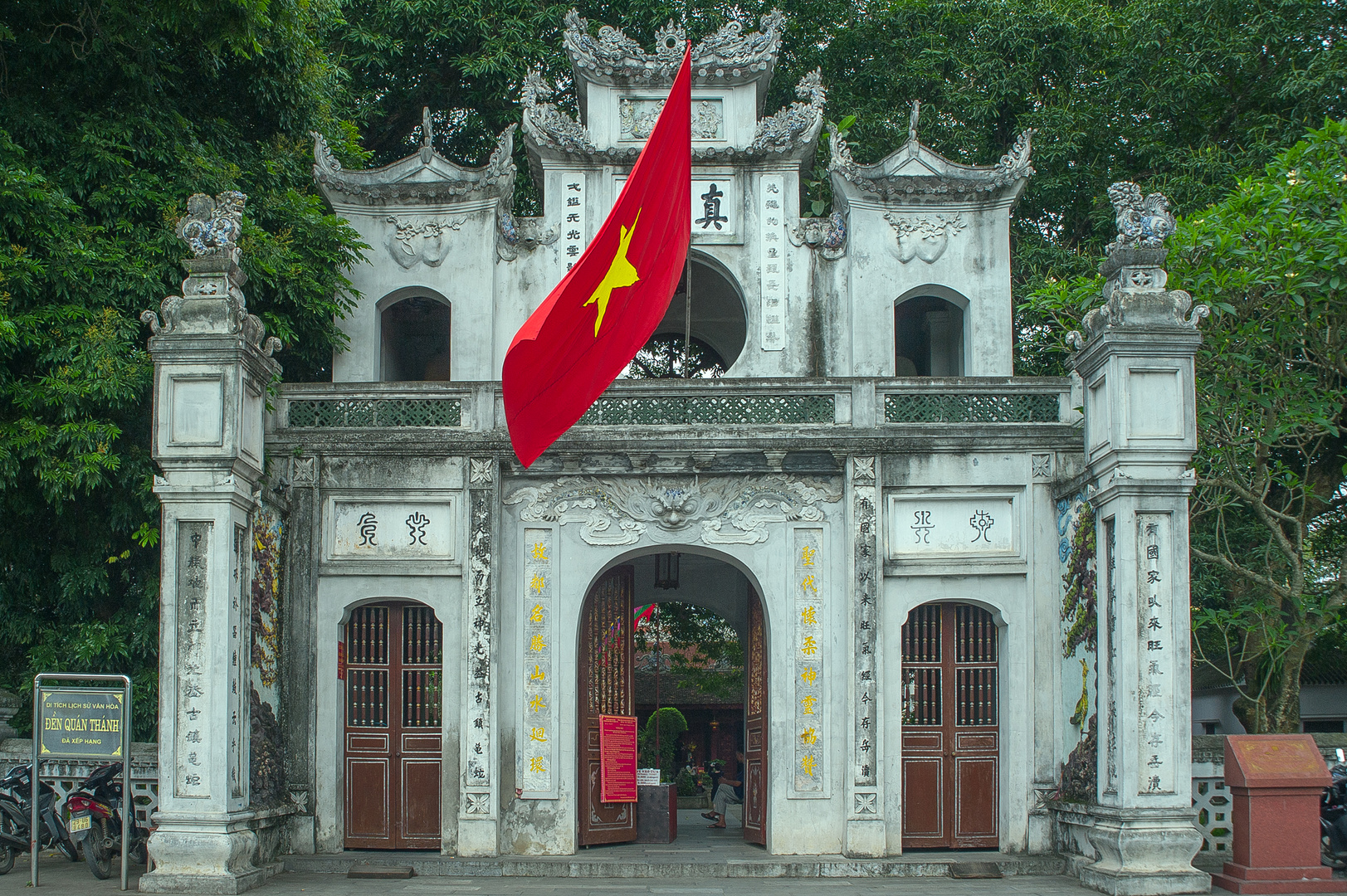 Gate to Quán Thánh Temple in Hanoi