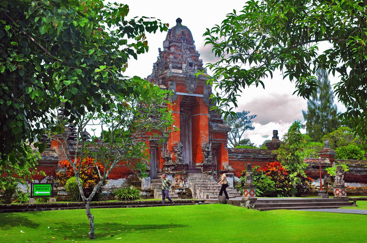 Gate to the temple Pura Taman Ayun