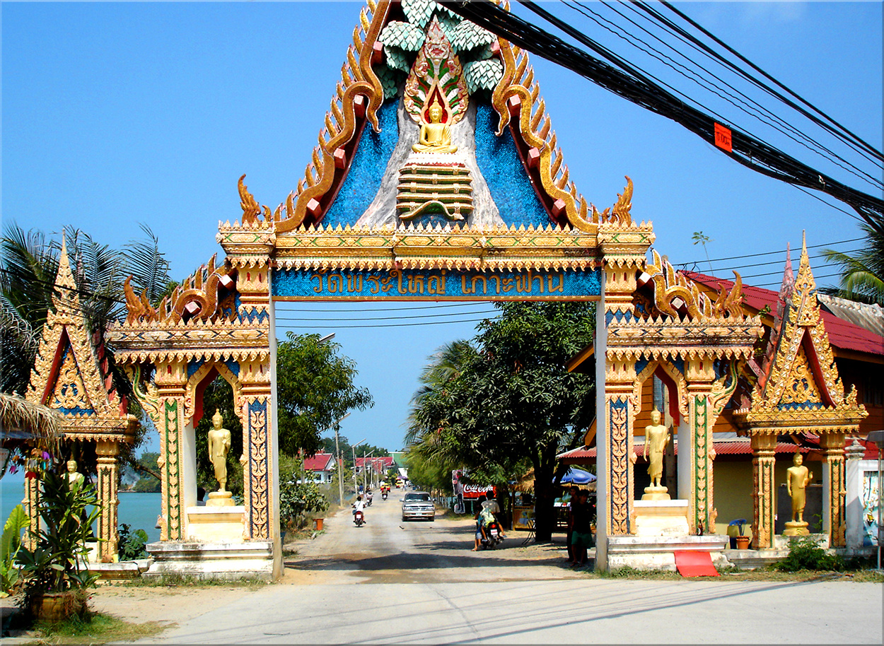 Gate to Wat Phra Yai