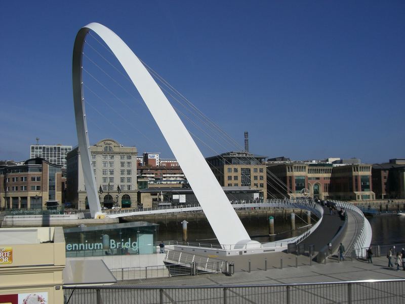 Gateshead Millennium Bridge (New Castle England)