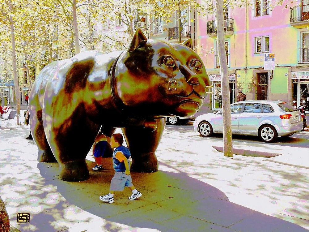 Gato monumental, escultura, en la Rambla del Raval. Barcelona