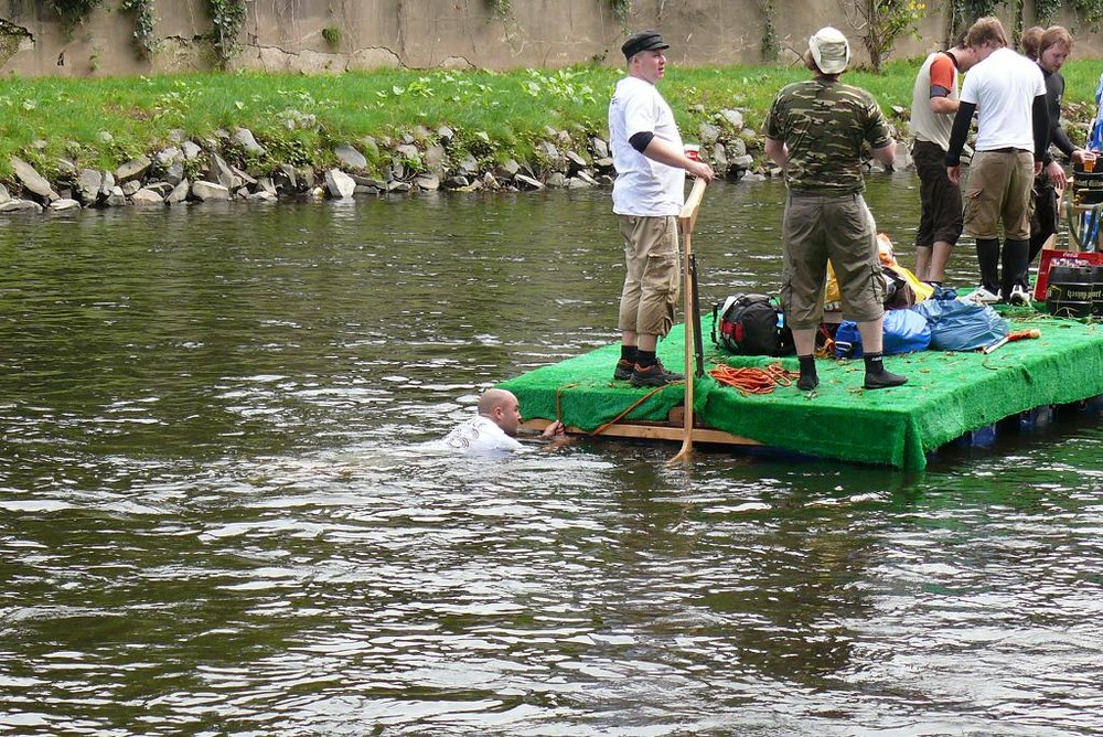 Gaudi auf der Wupper (6) / Mann über Bord - Er war nicht der Einzige