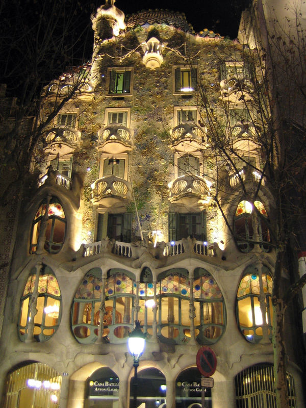 Gaudi Haus In Barcelona Foto Bild Architektur Architektur Bei Nacht Motive Bilder Auf Fotocommunity