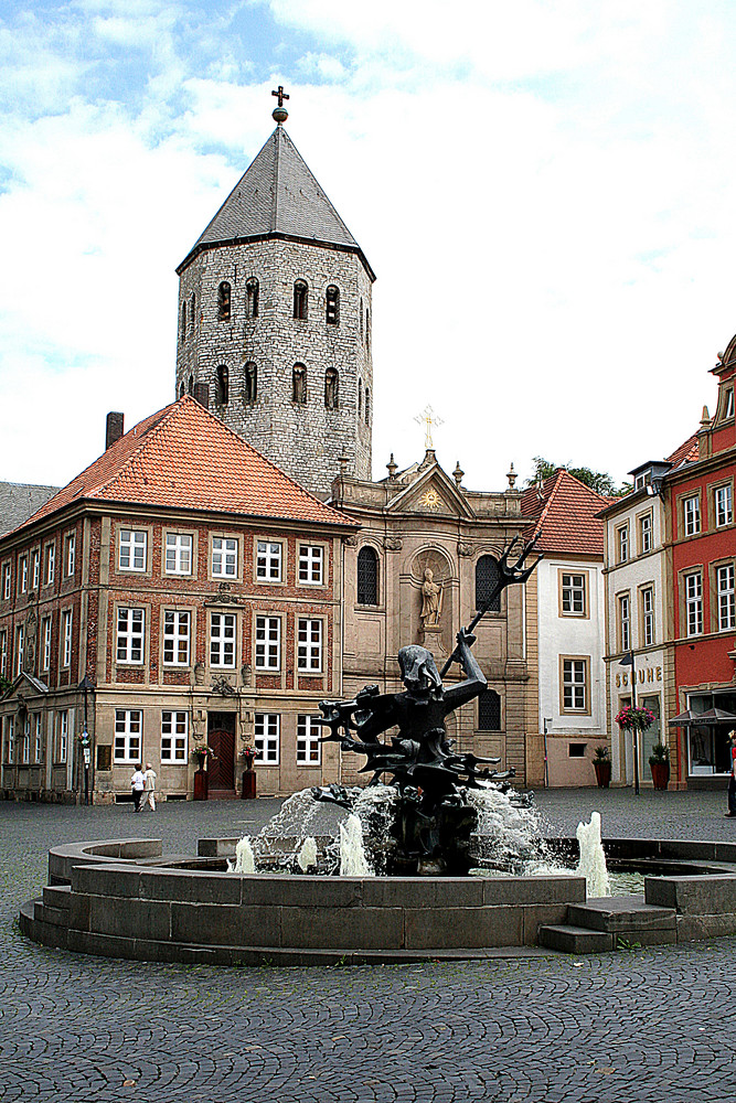 Gaukirche in Paderborn und Neptunbrunnen