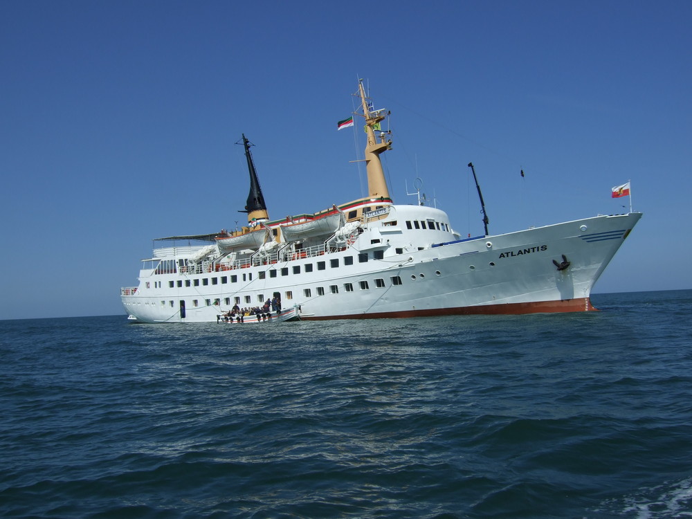 Geankerte Atlantis beim Ausbooten vor Helgoland - Mai 2008