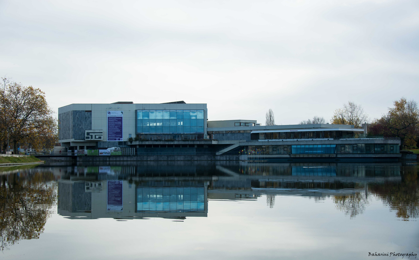 Gebäude am See