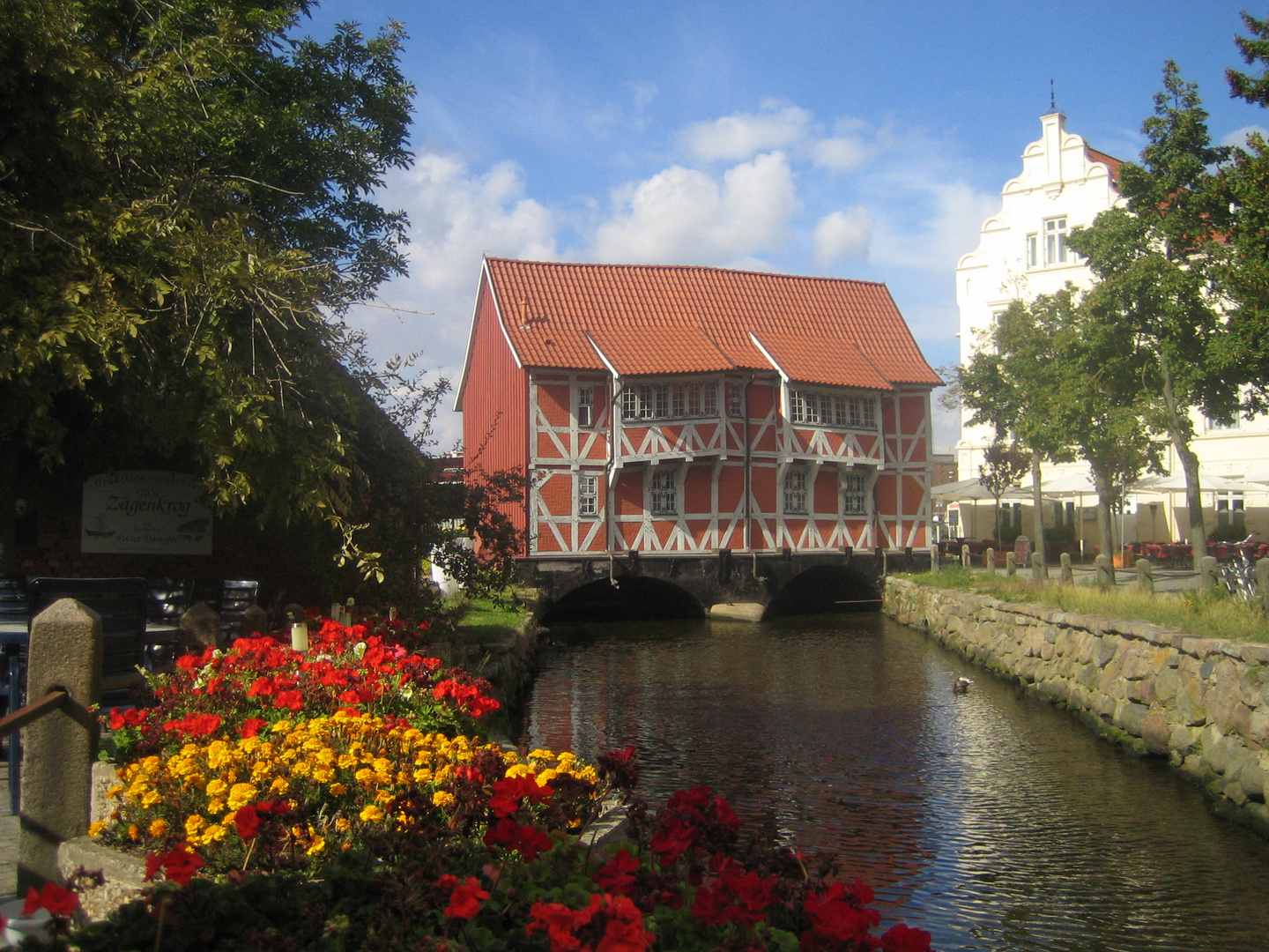 Gebäude am Wasser