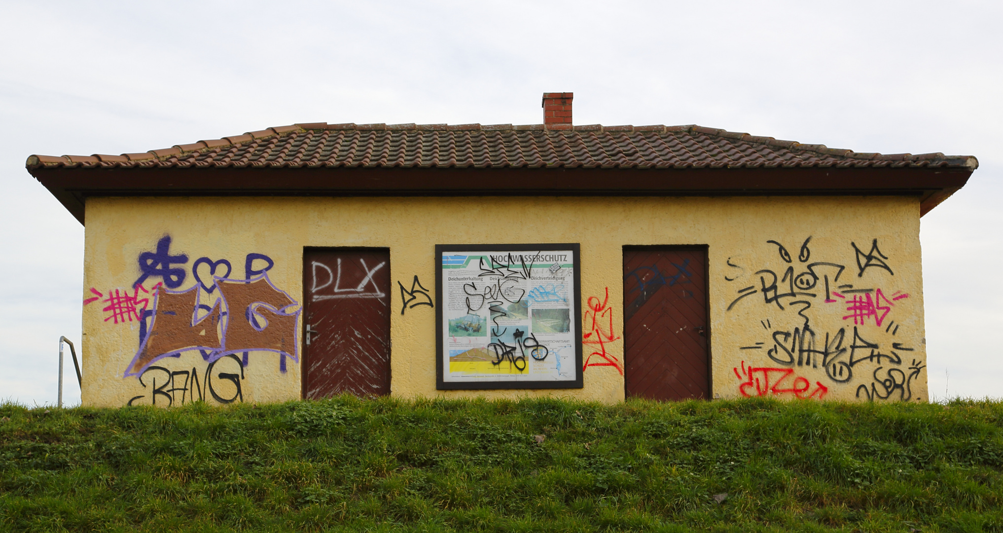 Gebäude auf dem Damm beim Altrhein.