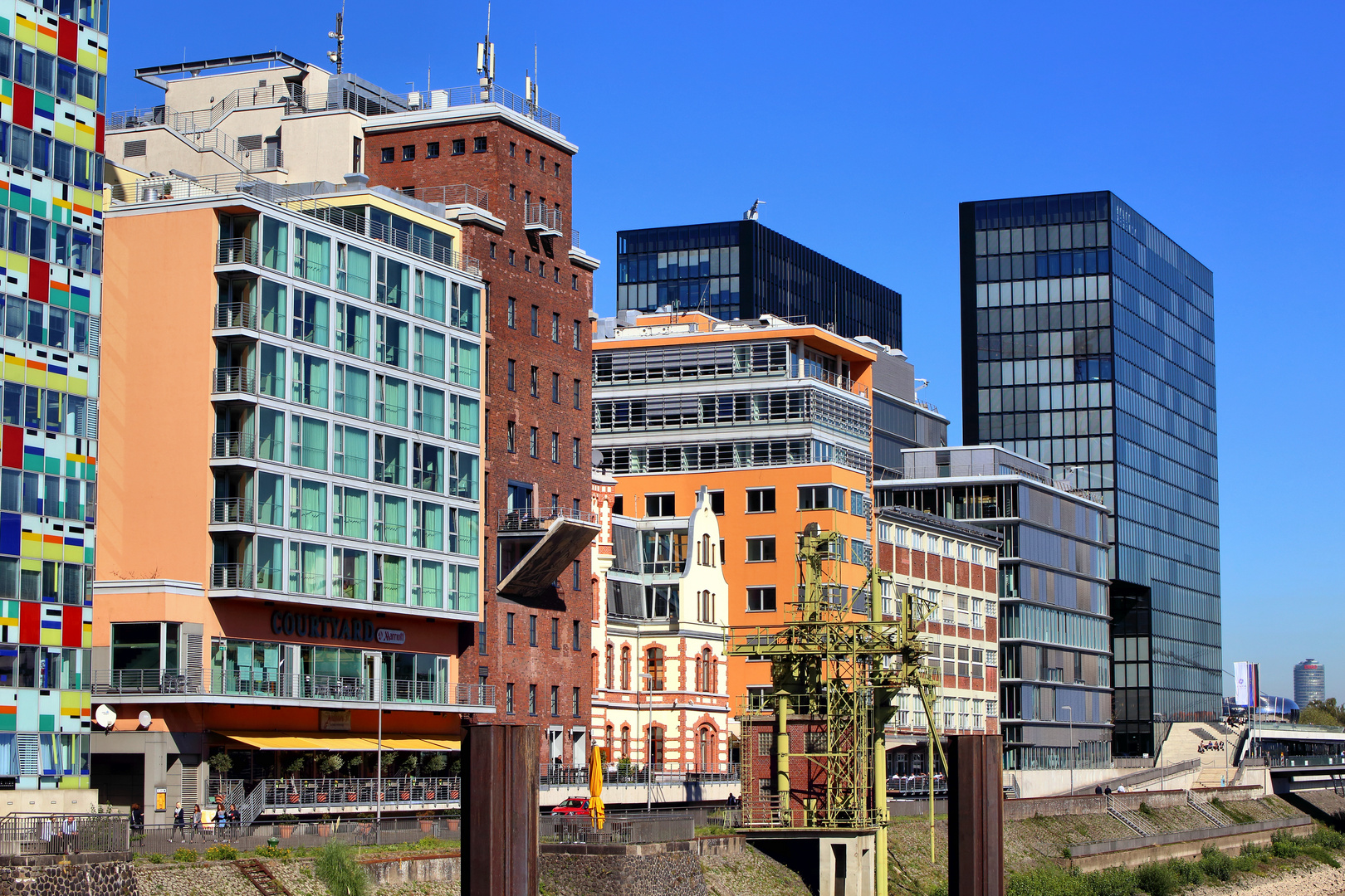 Gebäude im Medienhafen