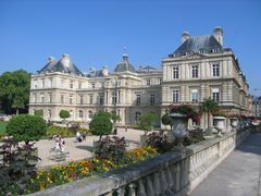 Gebäude im Park/ wie im Paradies