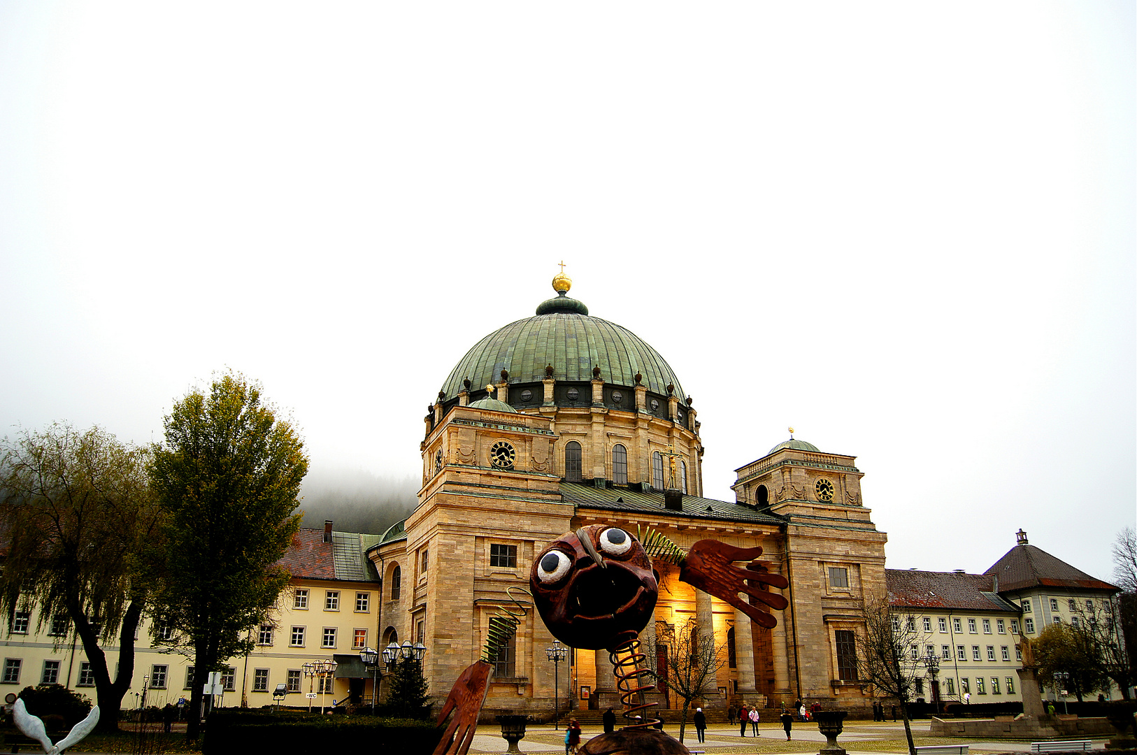 Gebäude mit Nebel im Hintergrund