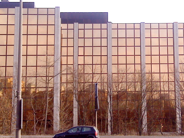 Gebäude mit Spiegelfassade