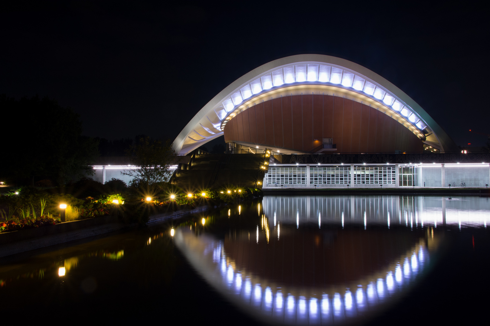 Gebäude mit Spiegelung