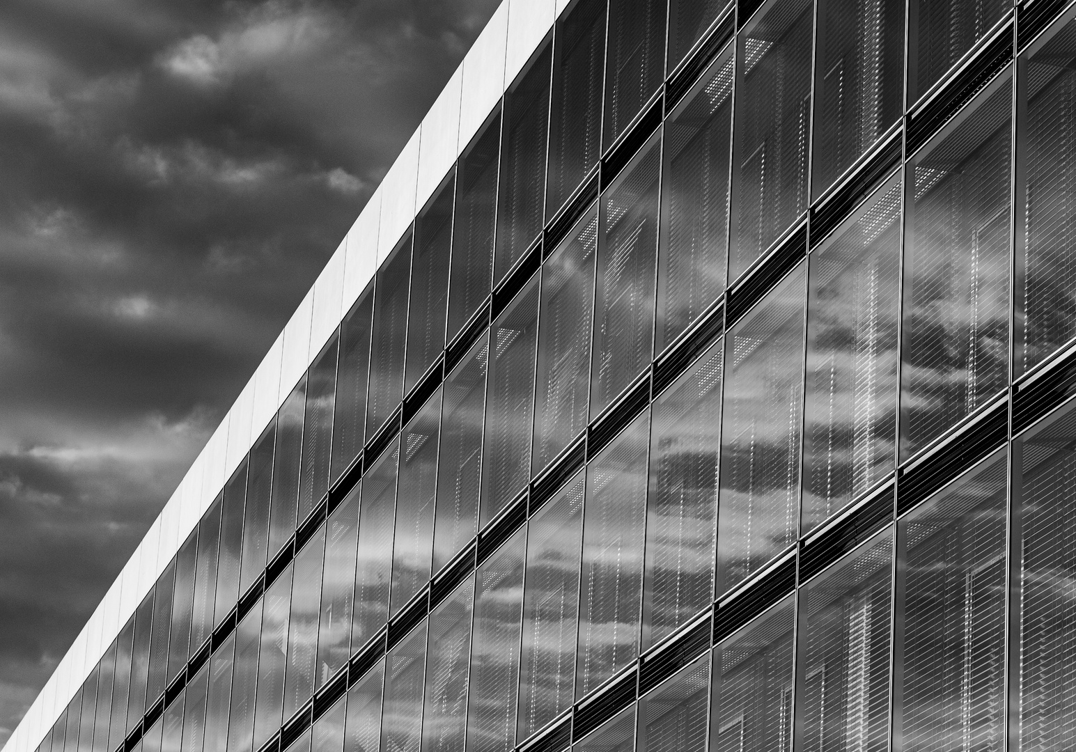 Gebäude und Wolken als Einheit